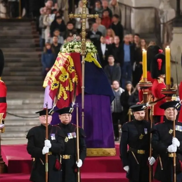 L’ultimo saluto alla regina Elisabetta II, oggi i funerali in una Londra blindata