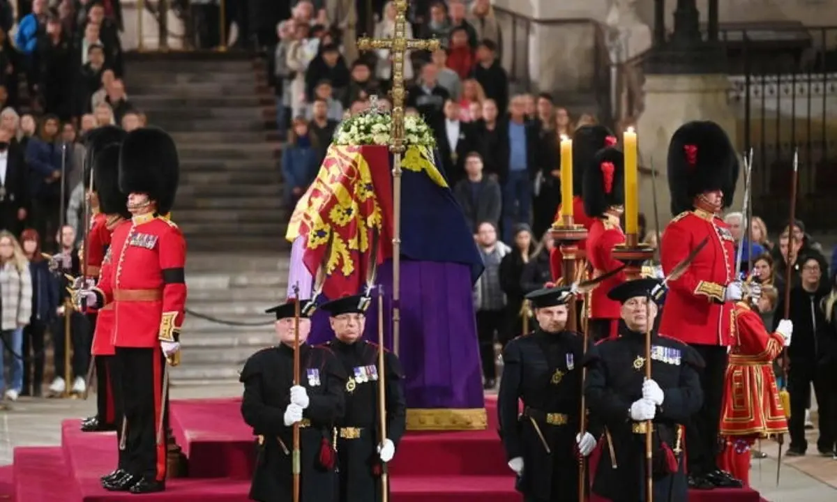 L’ultimo saluto alla regina Elisabetta II, oggi i funerali in una Londra blindata