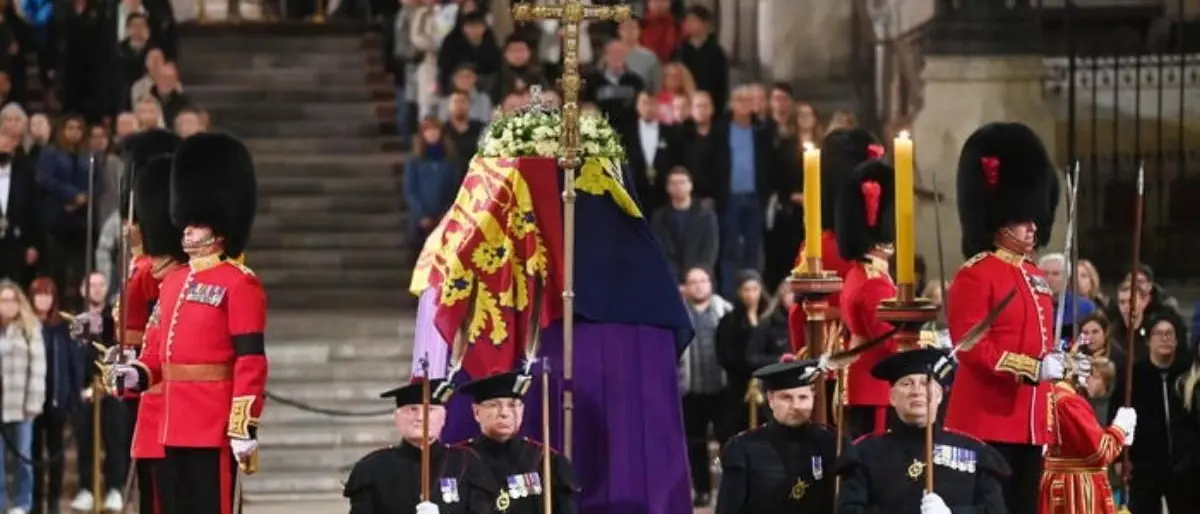 L’ultimo saluto alla regina Elisabetta II, oggi i funerali in una Londra blindata