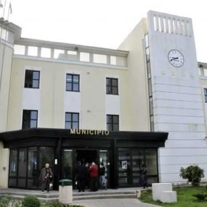 Rosarno, scontro sull’abbattimento degli alberi in piazza Mastrilli: la minoranza chiede chiarimenti\n