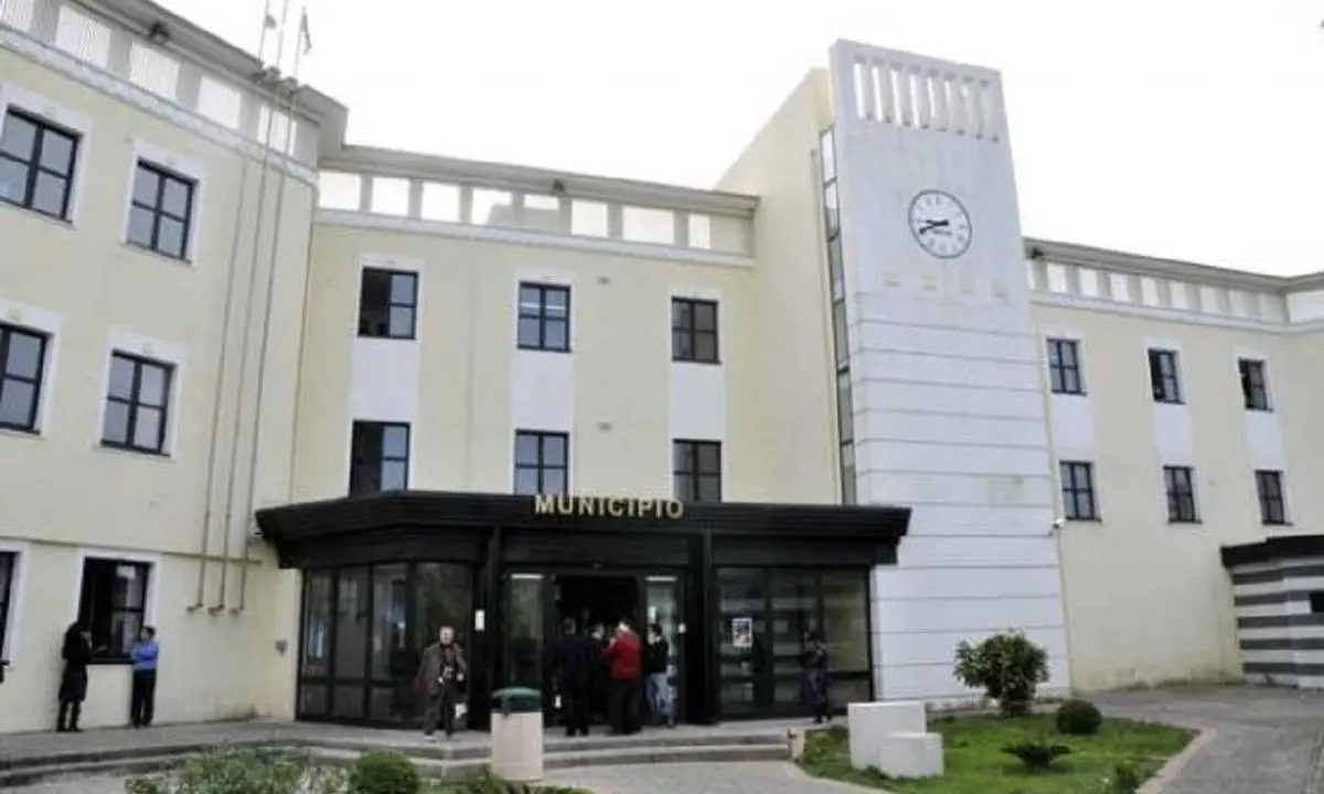 Rosarno, scontro sull’abbattimento degli alberi in piazza Mastrilli: la minoranza chiede chiarimenti\n