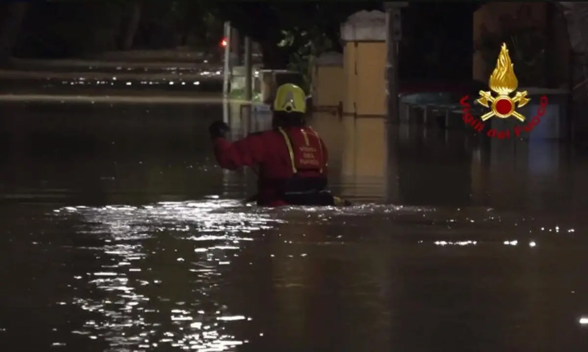 Alluvione nelle Marche, rinvenuto lo zaino del piccolo Mattia. Il papà: «Spero ancora di ritrovarlo vivo»