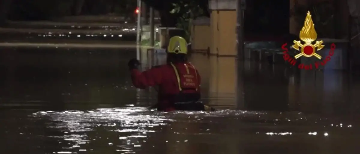 Alluvione nelle Marche, rinvenuto lo zaino del piccolo Mattia. Il papà: «Spero ancora di ritrovarlo vivo»