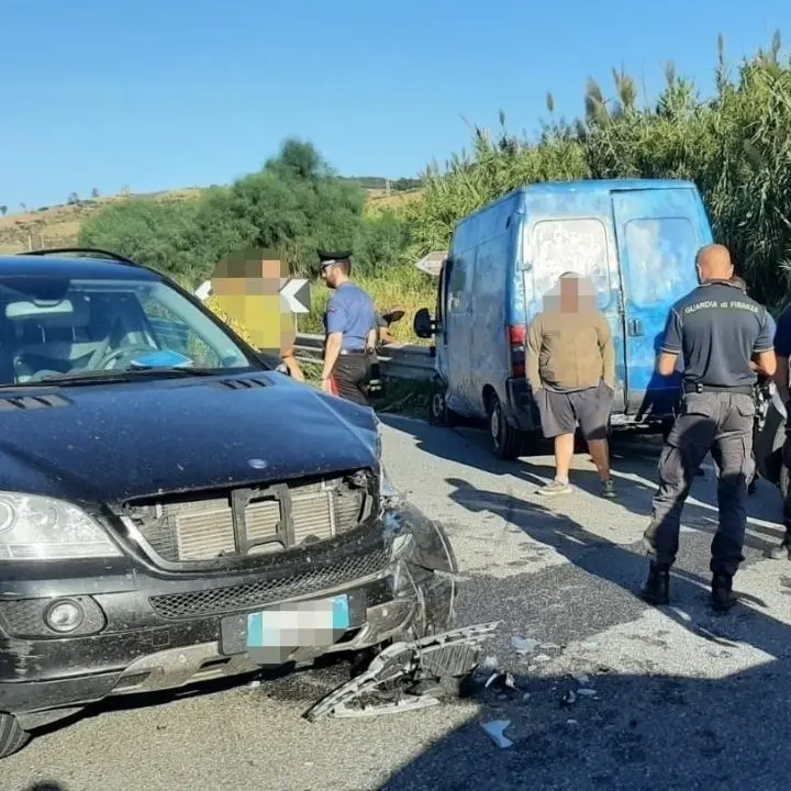 Incidente sulla statale 18, scontro tra un furgone e un’auto nel Catanzarese: 3 feriti