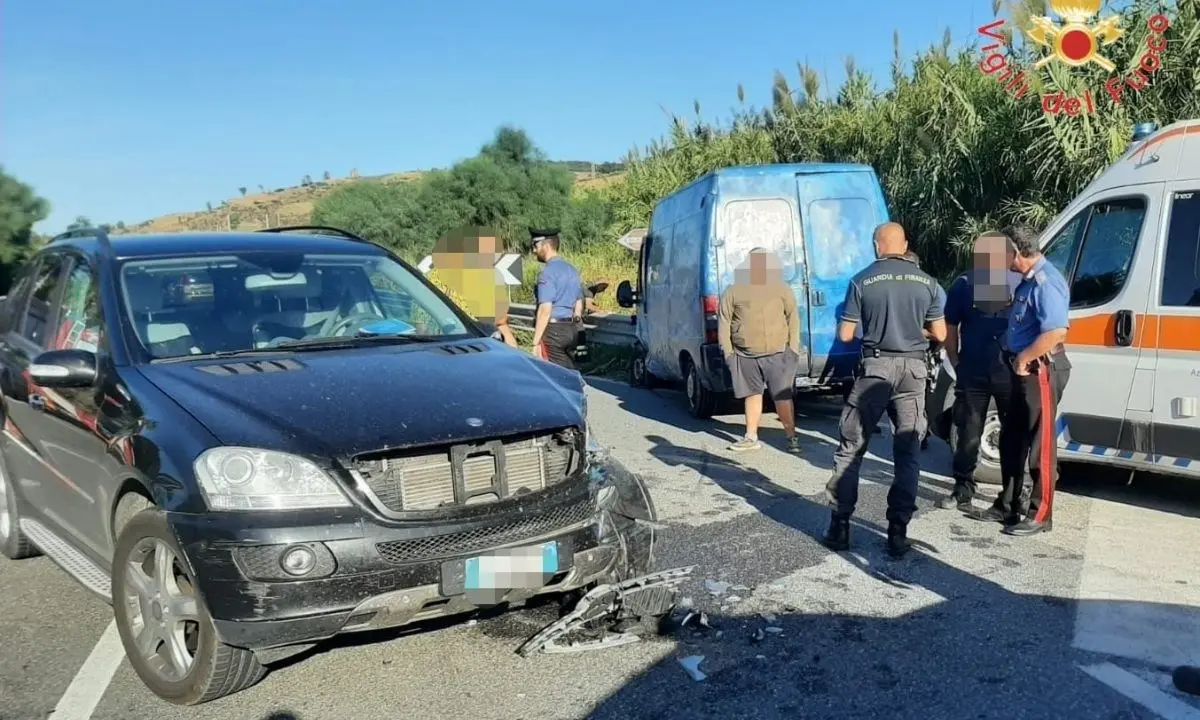 Incidente sulla statale 18, scontro tra un furgone e un’auto nel Catanzarese: 3 feriti