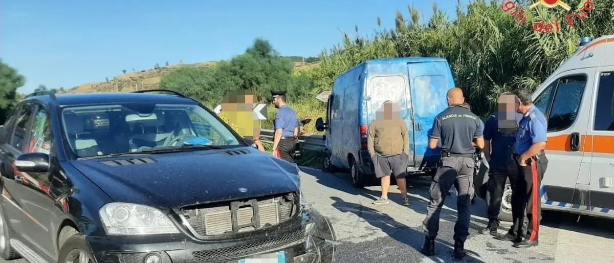 Incidente sulla statale 18, scontro tra un furgone e un’auto nel Catanzarese: 3 feriti
