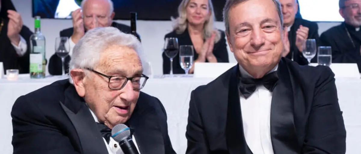 Draghi premiato a New York come “statista dell’anno”, le congratulazioni di Biden: «Leader coraggioso»