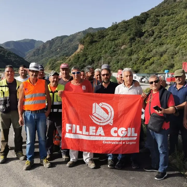 Arrivano gli stipendi e gli operai tornano a lavoro: riapre il cantiere sulla Longobucco-mare