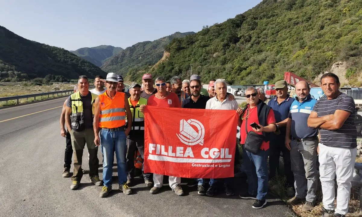 Arrivano gli stipendi e gli operai tornano a lavoro: riapre il cantiere sulla Longobucco-mare