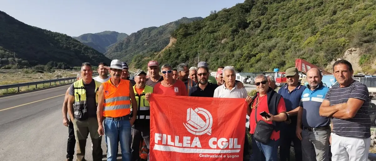 Arrivano gli stipendi e gli operai tornano a lavoro: riapre il cantiere sulla Longobucco-mare