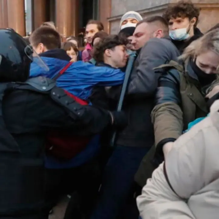 In Russia proteste in 38 città contro la mobilitazione ordinata da Putin: oltre mille arresti. Voli esauriti da Mosca