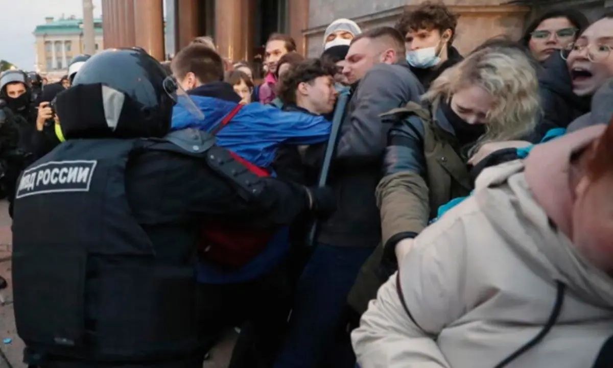 In Russia proteste in 38 città contro la mobilitazione ordinata da Putin: oltre mille arresti. Voli esauriti da Mosca