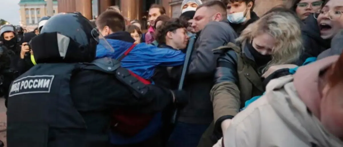 In Russia proteste in 38 città contro la mobilitazione ordinata da Putin: oltre mille arresti. Voli esauriti da Mosca