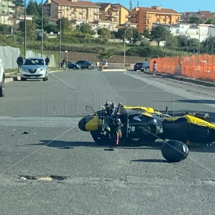 Grave incidente a Vibo tra una moto e un’auto: centauro trasferito a Catanzaro con elisoccorso