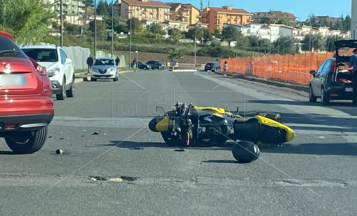 Grave incidente a Vibo tra una moto e un’auto: centauro trasferito a Catanzaro con elisoccorso