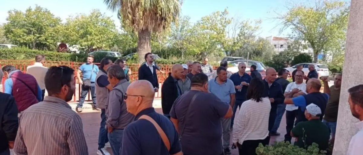 Trebisacce, lavoratori del consorzio di bonifica in piazza perché non pagati da mesi: proclamato sciopero