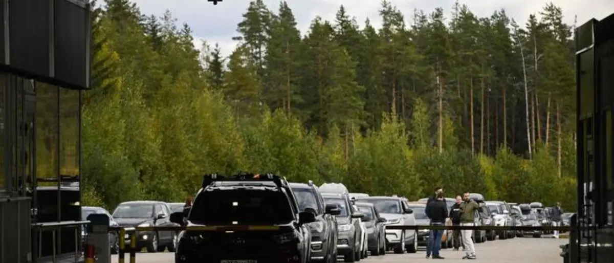 «Non vogliamo arruolarci»: code chilometriche nella notte al confine tra Russia e Georgia