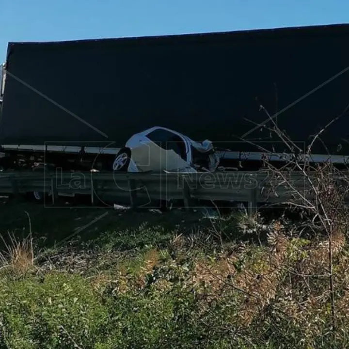 Incidente sulla statale 106 a Villapiana, muore una 35enne nello scontro tra un camion e un’auto