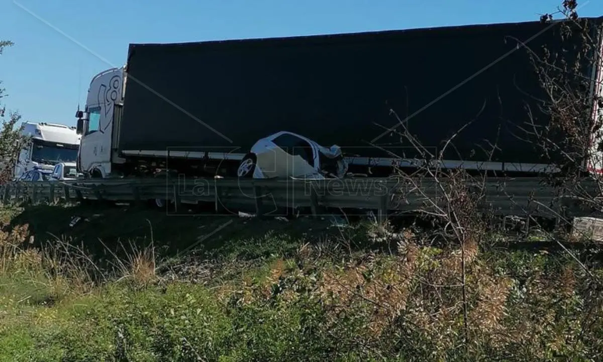 Incidente sulla statale 106 a Villapiana, muore una 35enne nello scontro tra un camion e un’auto