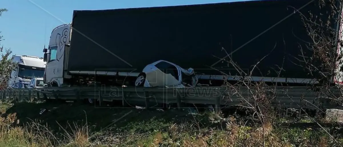 Incidente sulla statale 106 a Villapiana, muore una 35enne nello scontro tra un camion e un’auto
