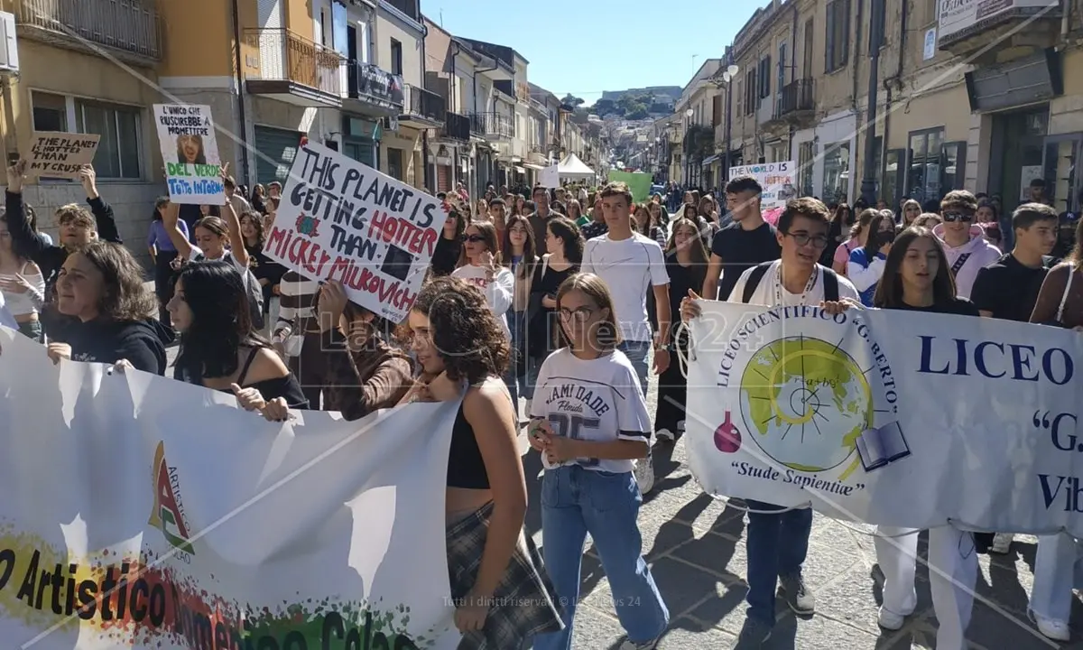 Vibo Valentia, centinaia di studenti in corteo contro i cambiamenti climatici