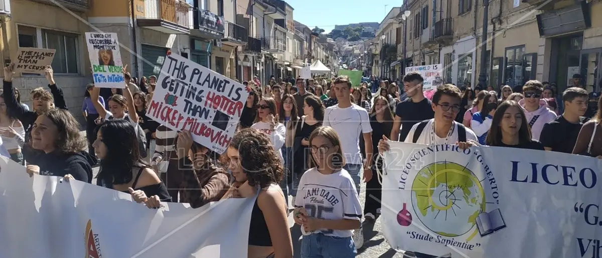 Vibo Valentia, centinaia di studenti in corteo contro i cambiamenti climatici