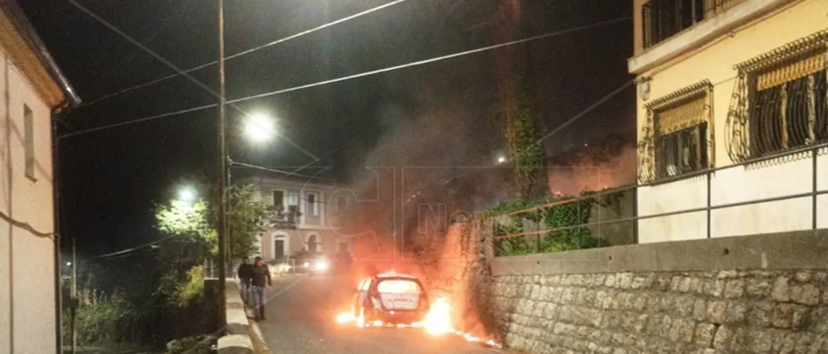 Falconara Albanese, in fiamme l’auto del sindaco: indagini in corso