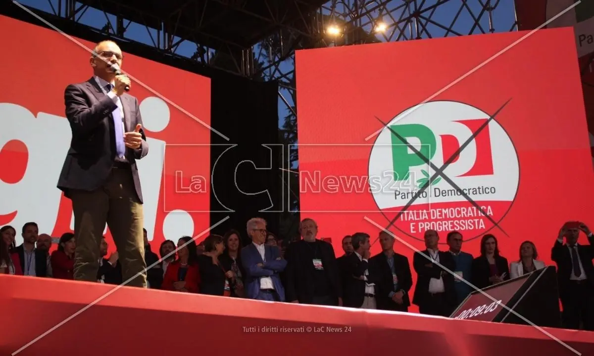 Il Pd chiude la campagna elettorale a Roma, Letta: «Non permetteremo alla destra di stravolgere la Costituzione»