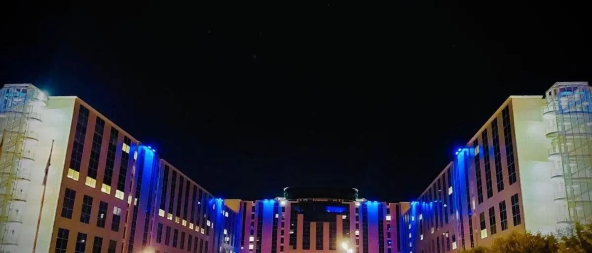 Regione, la Cittadella illuminata di blu in occasione della giornata delle lingue dei segni