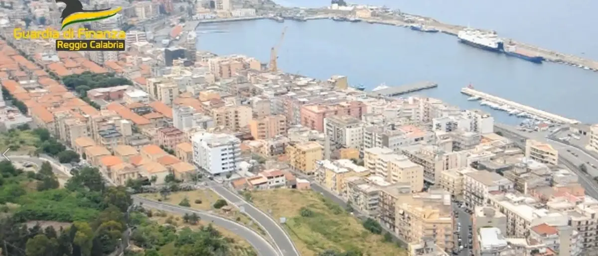 Diretti in Sicilia con 43 chili di droga a bordo: arrestati al porto di Villa San Giovanni due autotrasportatori