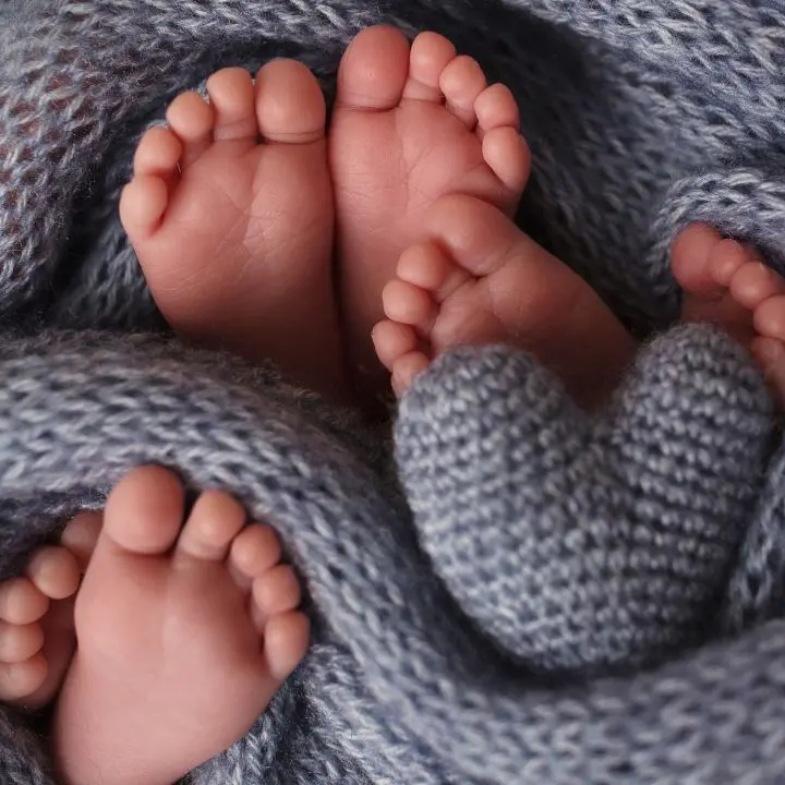 Pesavano un chilo, dopo 45 giorni tre gemellini lasciano l’ospedale di Cosenza e tornano a casa