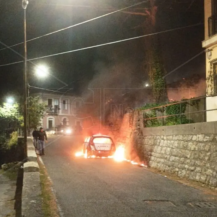 In fiamme auto del sindaco di Falconara Albanese, la solidarietà dei colleghi del comprensorio
