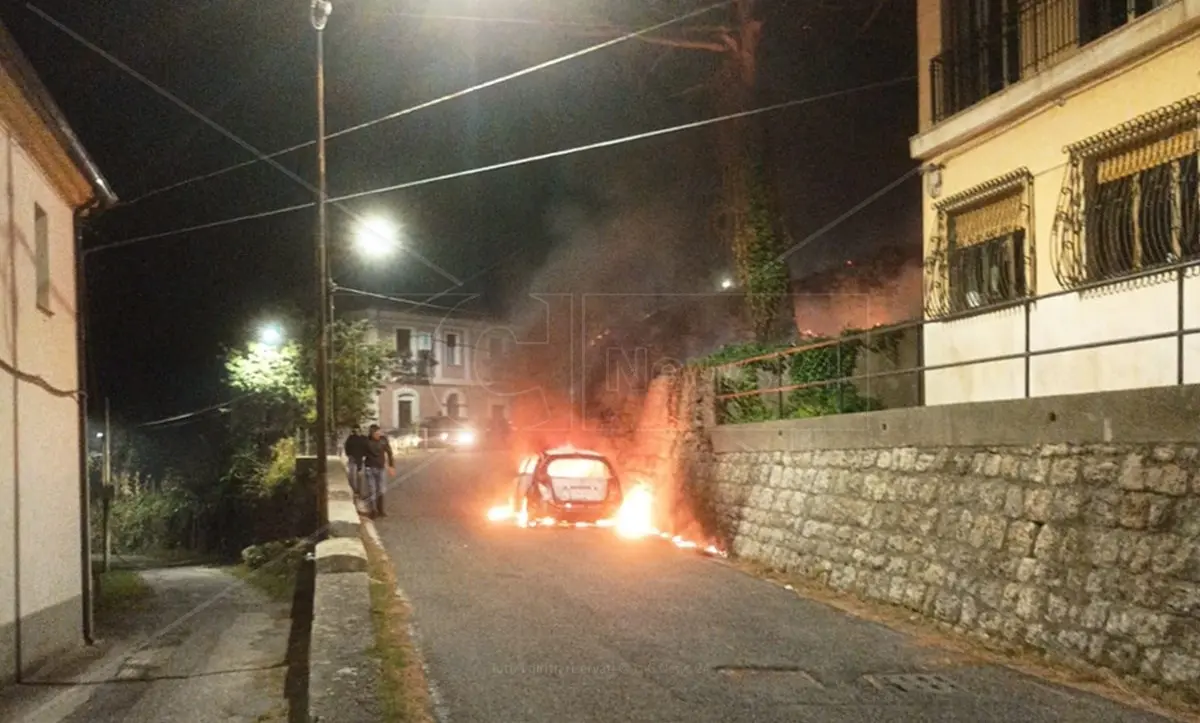 In fiamme auto del sindaco di Falconara Albanese, la solidarietà dei colleghi del comprensorio