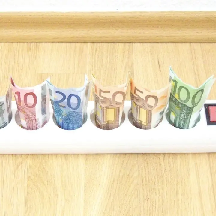 Luce e gas, da ottobre maxi rincari. Assoutenti: «Nel 2023 le bollette potrebbero superare i 5mila euro a famiglia»