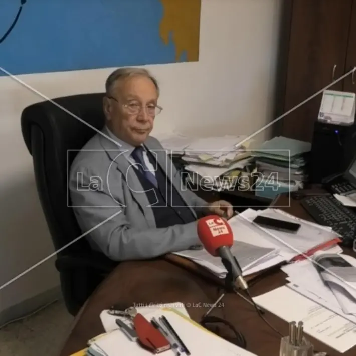 A Falconara Albanese incendio distrugge l’auto del sindaco Candreva: «Sono molto perplesso»