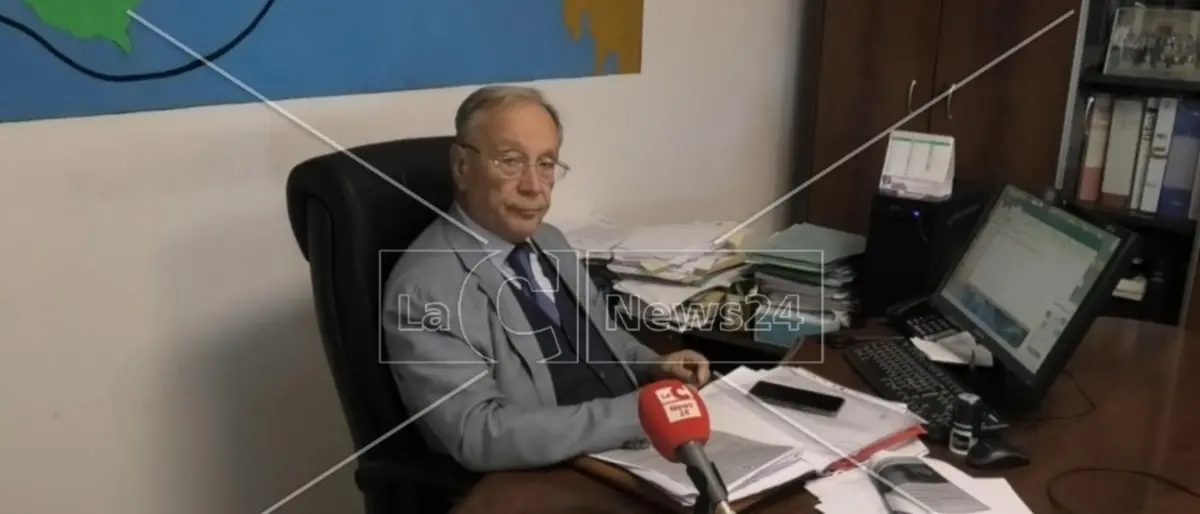 A Falconara Albanese incendio distrugge l’auto del sindaco Candreva: «Sono molto perplesso»