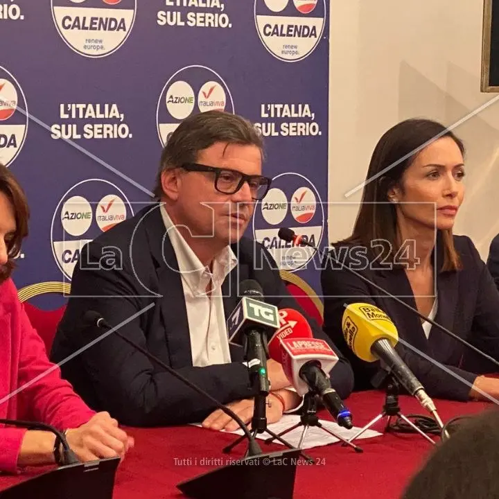 Elezioni, Carlo Calenda in conferenza stampa: «Non raggiunto il 10%, ma è solo un punto di partenza»