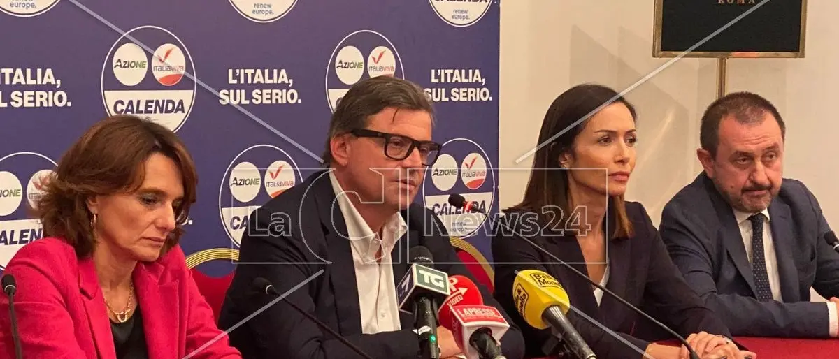 Elezioni, Carlo Calenda in conferenza stampa: «Non raggiunto il 10%, ma è solo un punto di partenza»