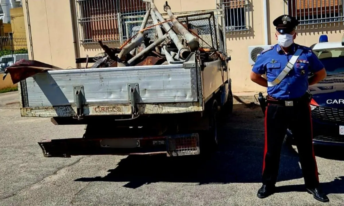 Trasportano materiale ferroso senza autorizzazione, due denunce a Isola Capo Rizzuto