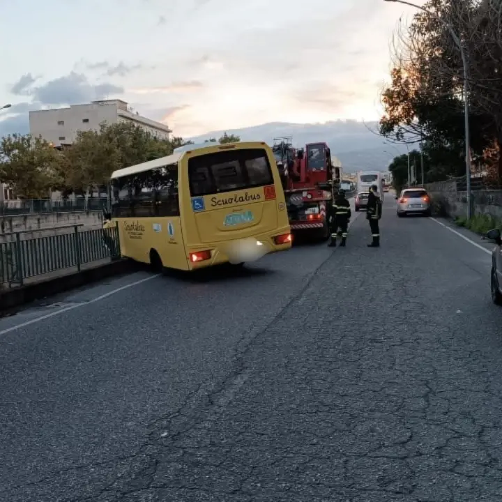 Scuolabus infrange una ringhiera a Reggio Calabria e rischia di precipitare nel fiume, ferito l’autista