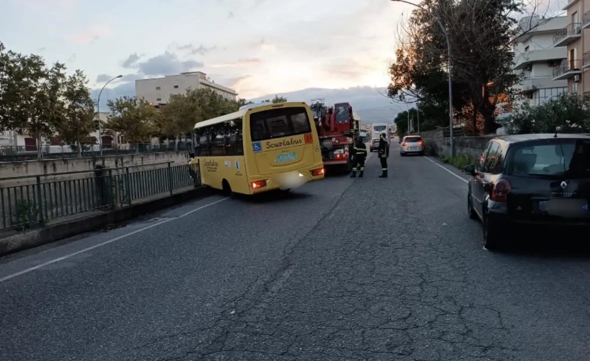 Scuolabus infrange una ringhiera a Reggio Calabria e rischia di precipitare nel fiume, ferito l’autista