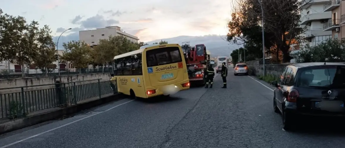 Scuolabus infrange una ringhiera a Reggio Calabria e rischia di precipitare nel fiume, ferito l’autista