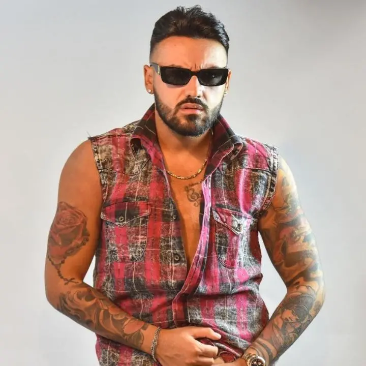 «Inneggia alla mafia»: il sindaco di Borgia blocca il concerto del cantante neomelodico Daniele De Martino