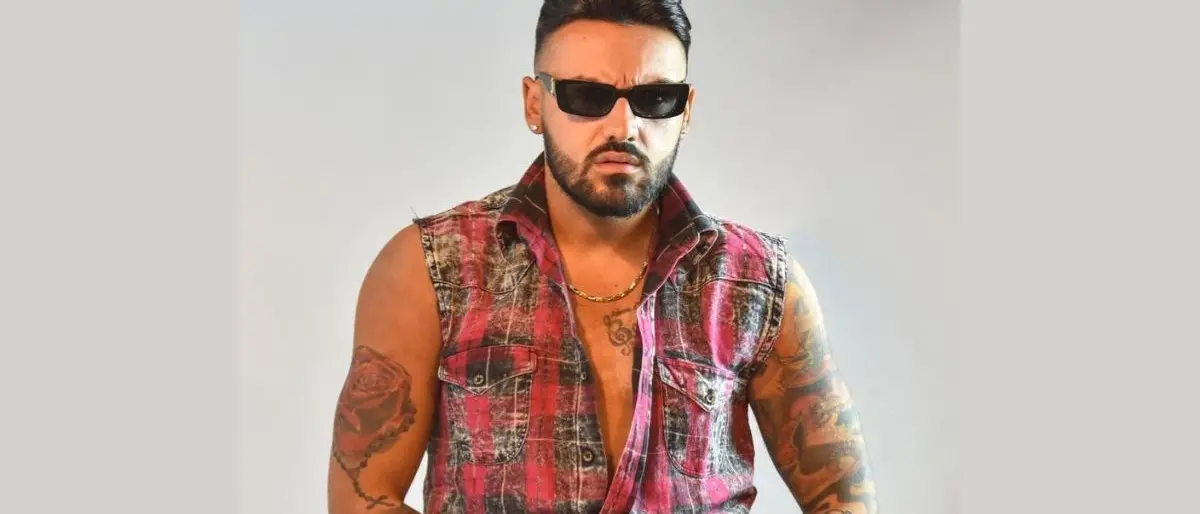 «Inneggia alla mafia»: il sindaco di Borgia blocca il concerto del cantante neomelodico Daniele De Martino