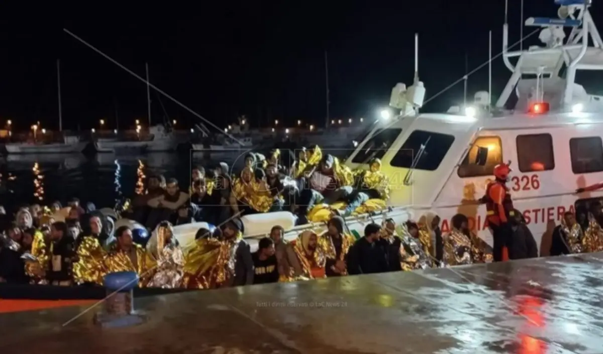 Migranti, riprendono gli sbarchi nella Locride: 400 persone soccorse a largo di Roccella