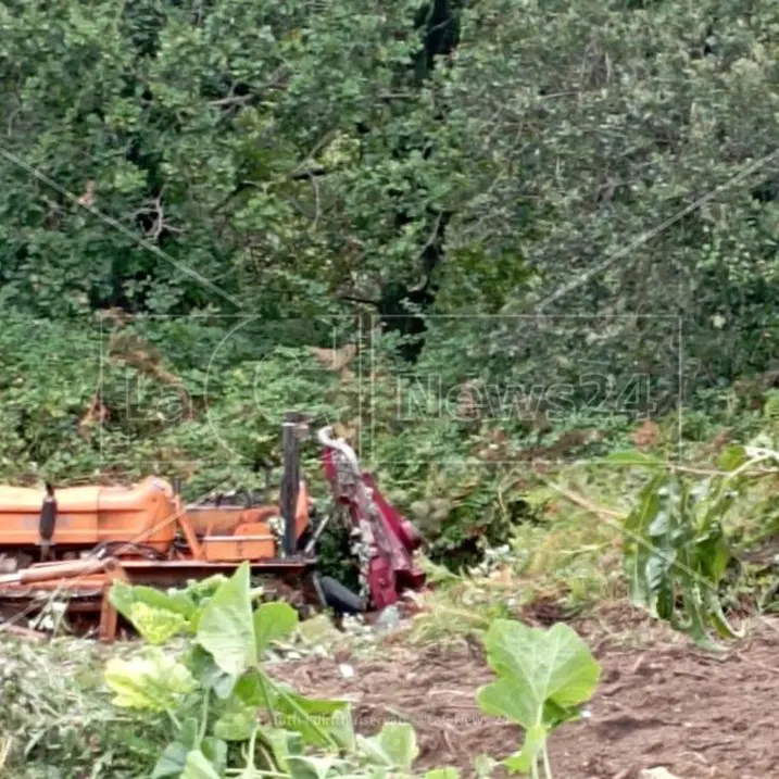 Perde il controllo del trattore e si ribalta: muore un 43enne a Falconara Albanese