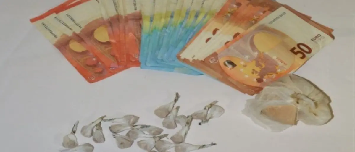 Crotone, colti in flagranza di reato mentre confezionavano eroina in dosi: arrestate due persone