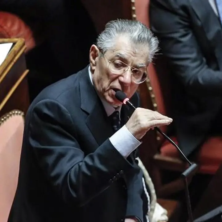 Umberto Bossi entra in Parlamento: il Viminale aggiusta il tiro