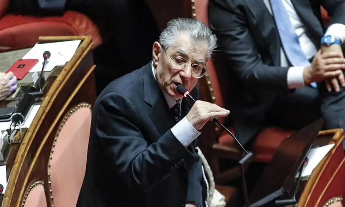 Umberto Bossi entra in Parlamento: il Viminale aggiusta il tiro