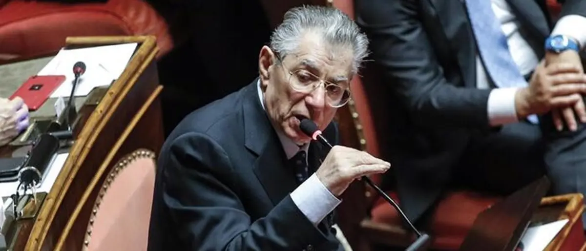 Umberto Bossi entra in Parlamento: il Viminale aggiusta il tiro
